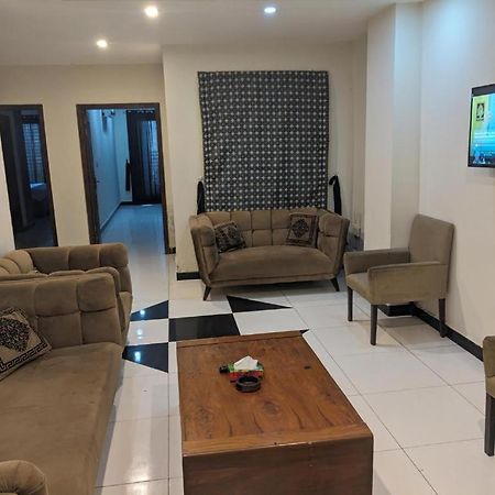 רוואלפינדי Lavish Hotel מראה חיצוני תמונה
