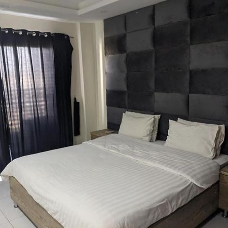 רוואלפינדי Lavish Hotel מראה חיצוני תמונה