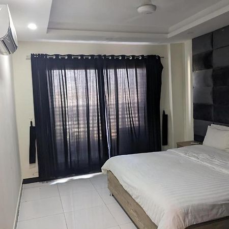 רוואלפינדי Lavish Hotel מראה חיצוני תמונה