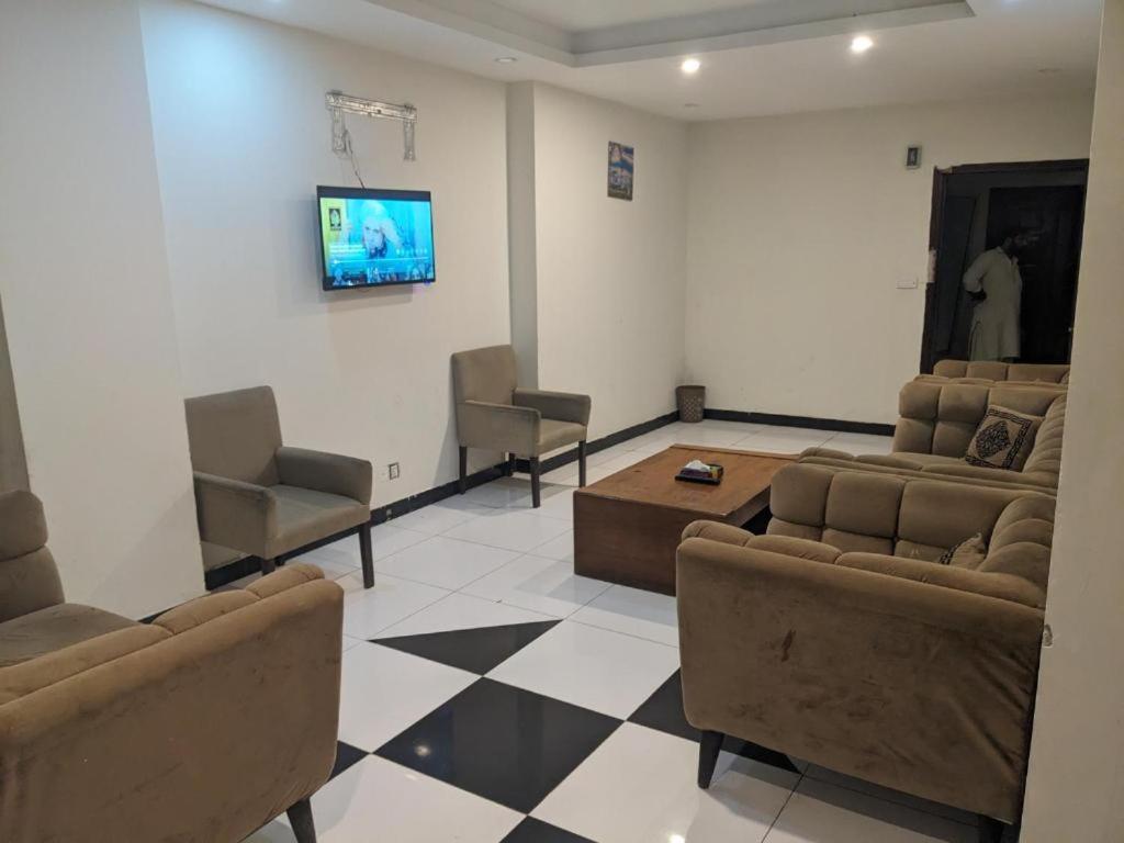 רוואלפינדי Lavish Hotel מראה חיצוני תמונה