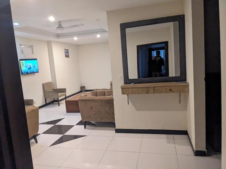 רוואלפינדי Lavish Hotel מראה חיצוני תמונה
