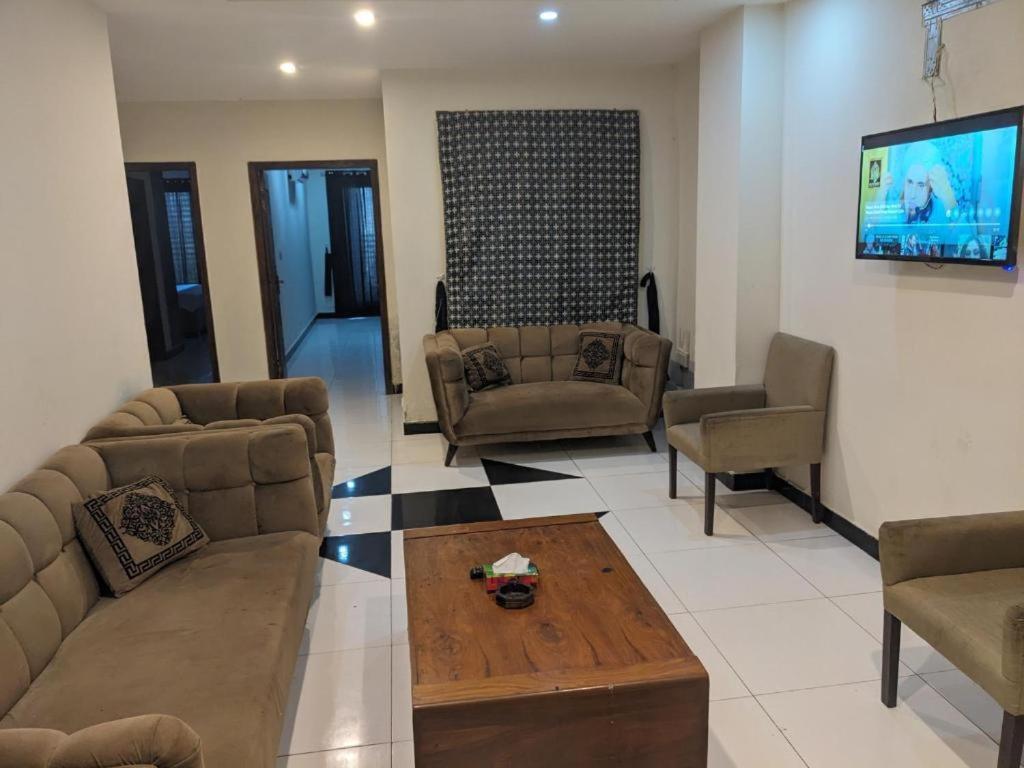 רוואלפינדי Lavish Hotel מראה חיצוני תמונה