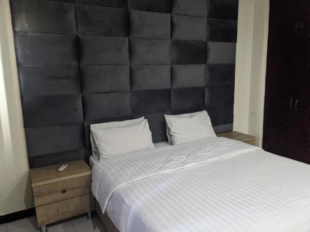 רוואלפינדי Lavish Hotel מראה חיצוני תמונה
