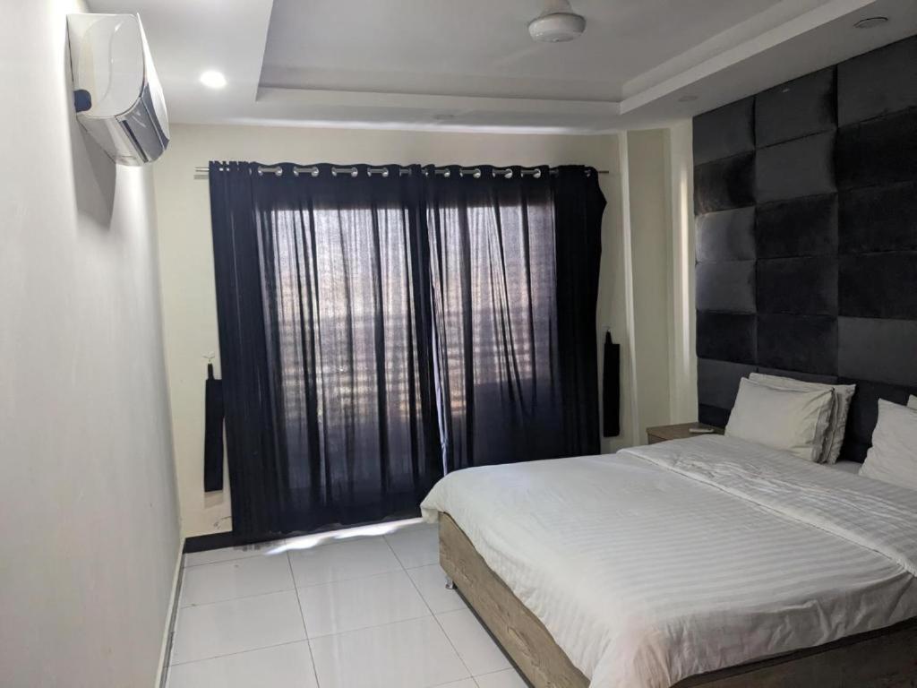 רוואלפינדי Lavish Hotel מראה חיצוני תמונה
