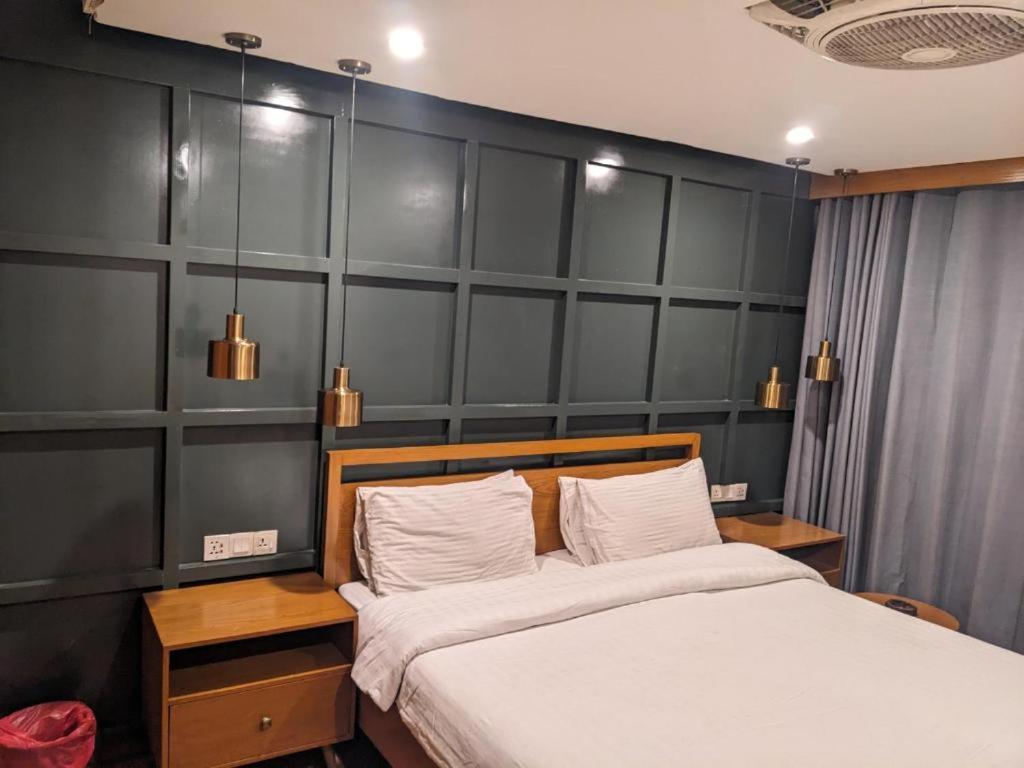 רוואלפינדי Lavish Hotel מראה חיצוני תמונה