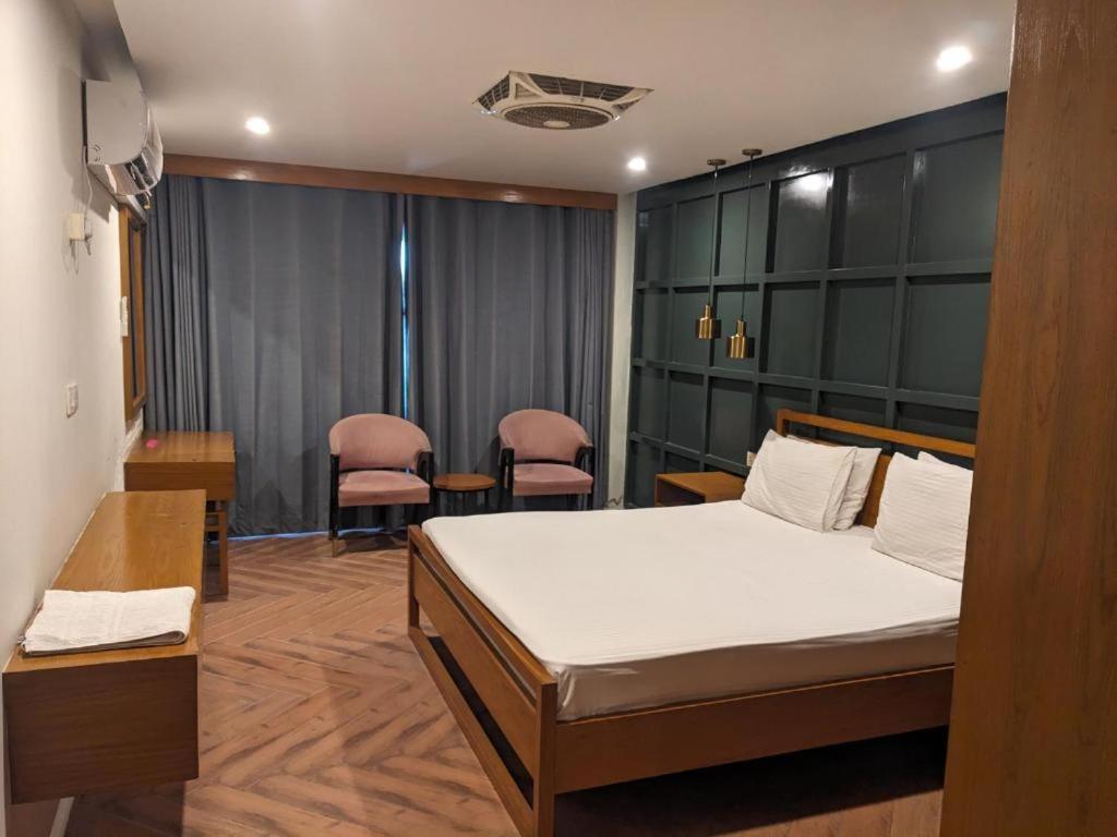 רוואלפינדי Lavish Hotel מראה חיצוני תמונה